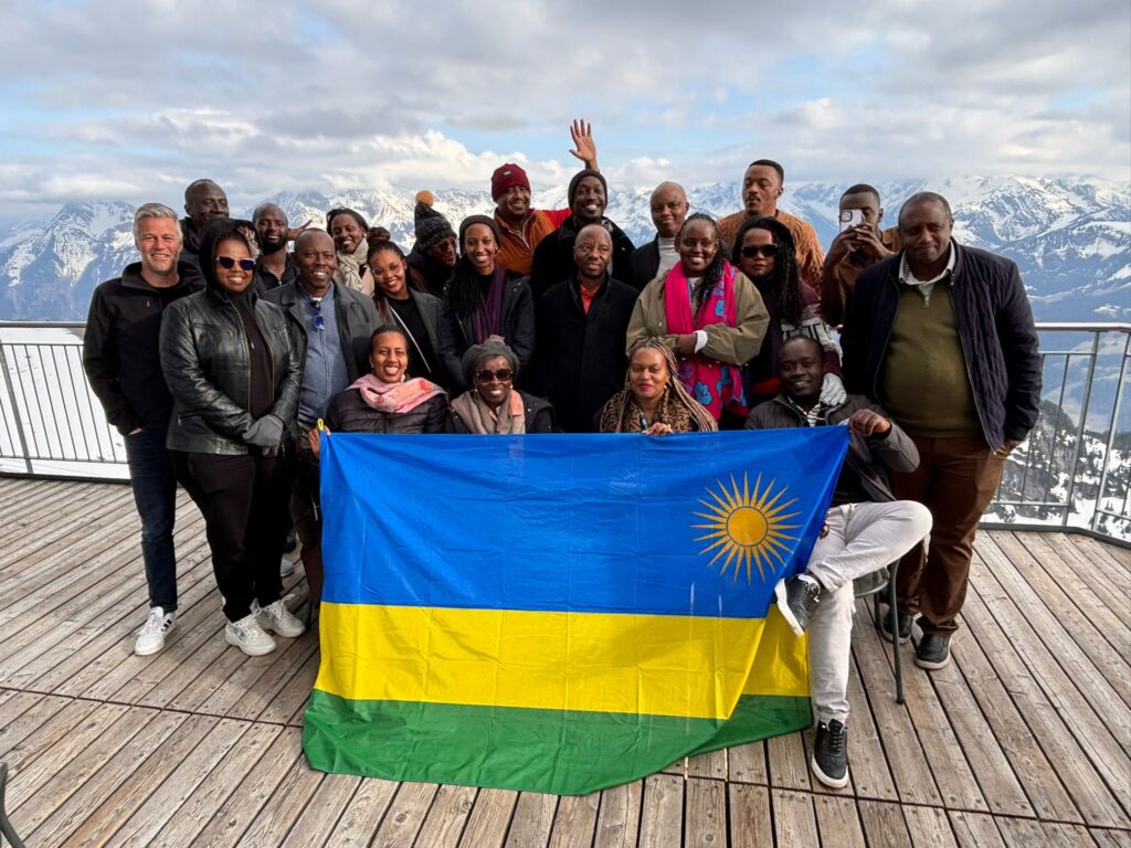 Ba rwiyemezamirimo bifotozanya n'ibendera ry'u Rwanda ku musozi wa Stockhorn (metero 2,190), umusozi ugaragara cyane w'imisozi miremire ya Bernese ureba ikiyaga cya Thun n'umujyi wa Thun.